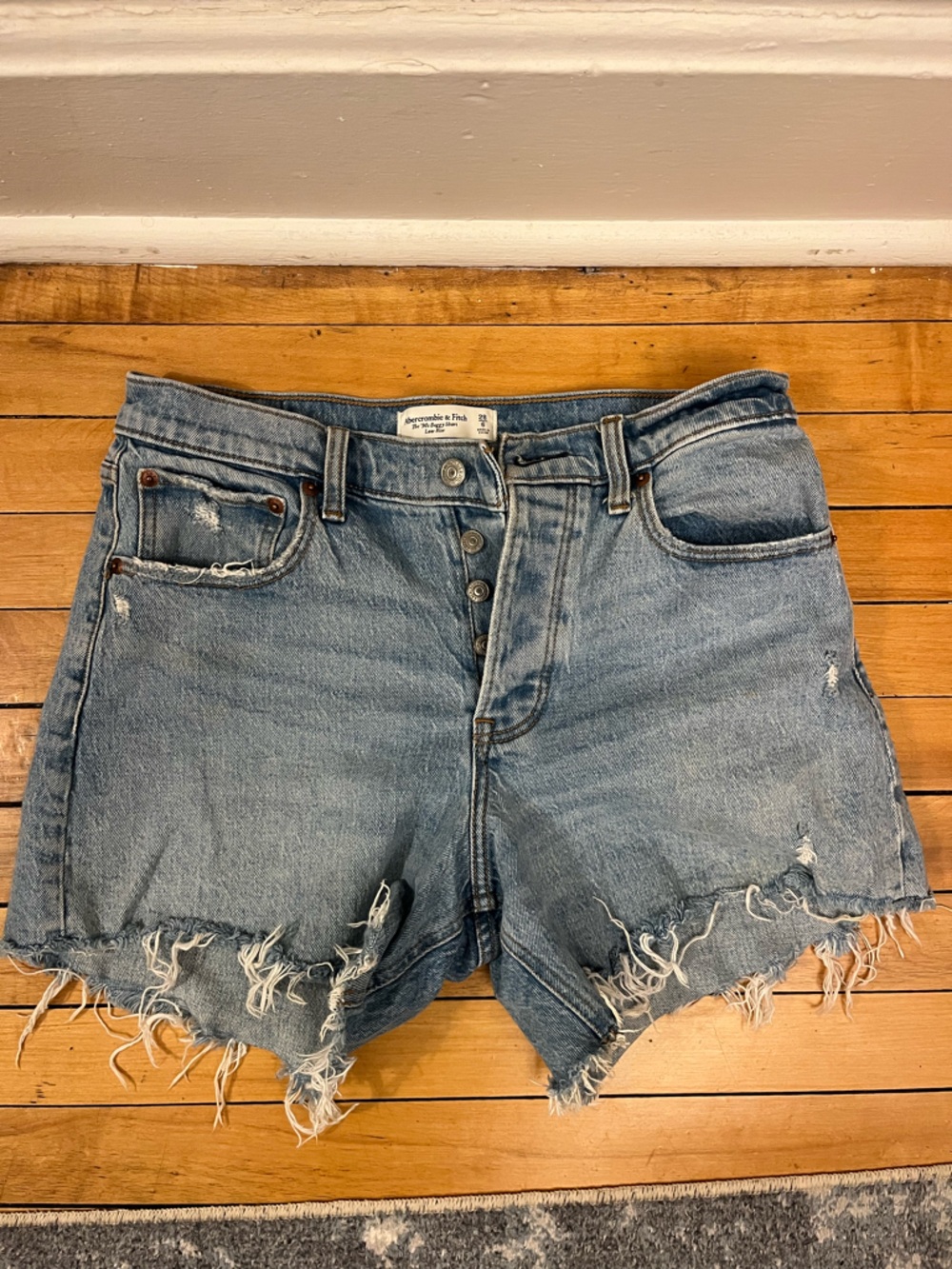 Abercrombie & Fitch 90s Baggy Low Rise Short in Light Wash